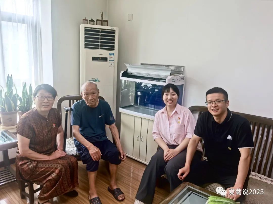 真情慰問(wèn)老黨員 濃濃關(guān)懷送溫暖，愛(ài)菊集團(tuán)黨委聯(lián)合工會(huì)、離退休黨支部共同開(kāi)展老黨員走訪慰問(wèn)活動(dòng)